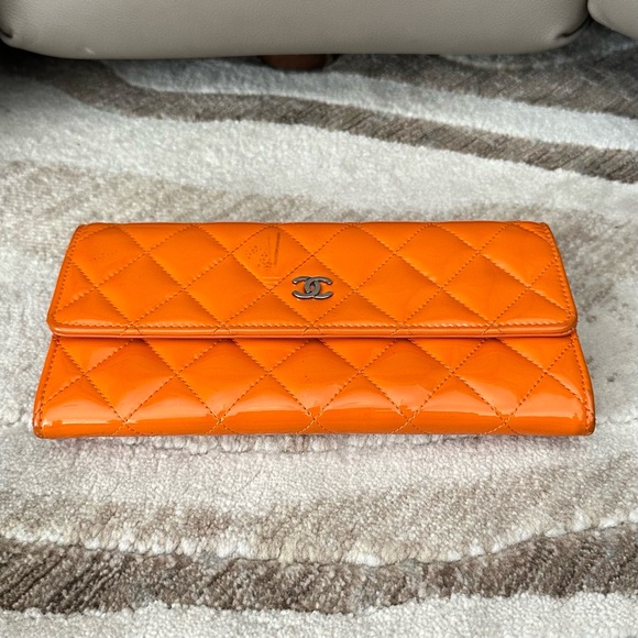 CHANEL BRIGHT ORANGE DIAMOND STITCH PATENT LEATHER LONG WALLET WITH BOX - Picture 6 of 16